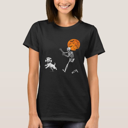 Grappige Spooky Humor Halloween Skeleton Chasing D T-shirt (Voorkant)