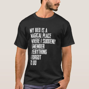 Grappige Spreuk Mijn Bed Is Een Magische Plaats Sa T-shirt