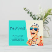 Grappige stranddame die ik heb verplaatst aankondiging (Staand voorkant)