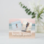 Grappige strandtrouwfoto horizontaal save the date aankondigingskaart (Staand voorkant)