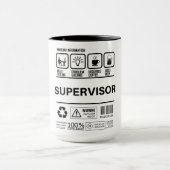 Grappige supervisor die informatie behandelt mok (Midden)