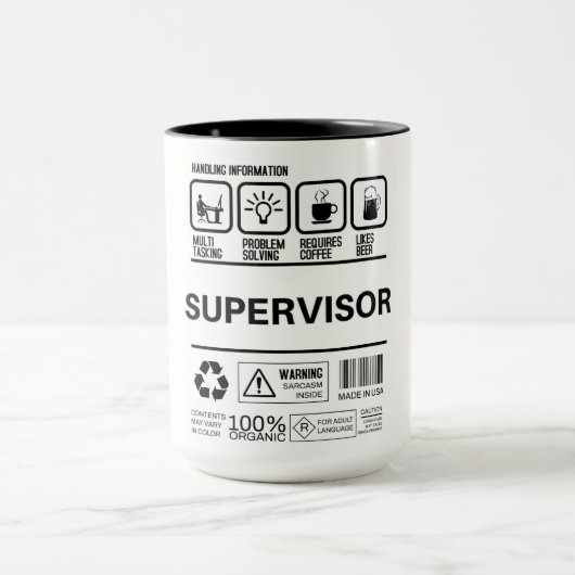 Grappige supervisor die informatie behandelt mok (Midden)