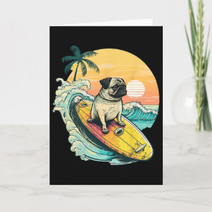 Grappige surfende pug op het strand huisdierliefhe kaart
