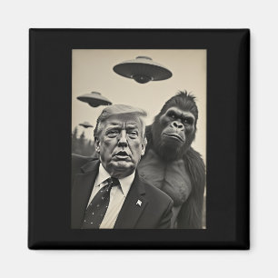 Grappige Trump Bigfoot-selfie met UFO's Weird Alie Magneet