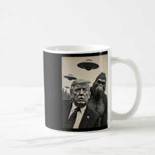 Grappige Trump Bigfoot Selfie Met Ufos Weird Alien Koffiemok