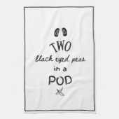 Grappige twee zwartogige erwten in een peul thee theedoek (Verticaal)