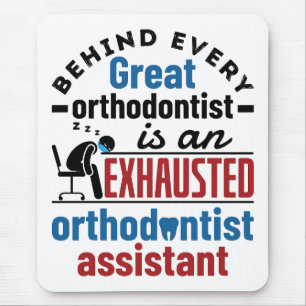 Grappige uitgeputte orthodontist assistent muismat