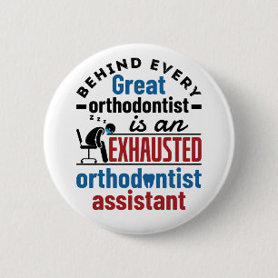Grappige uitgeputte orthodontist assistent ronde button 5,7 cm