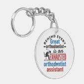 Grappige uitgeputte orthodontist assistent sleutelhanger (Voorkant Links)