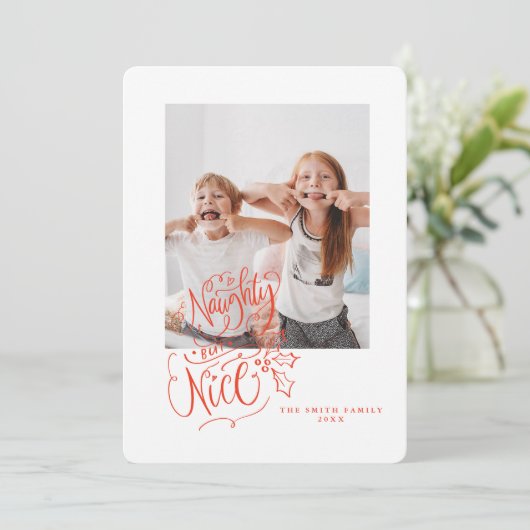 Grappige vakantie Kaart script belettering Naughty (Staand voorkant)