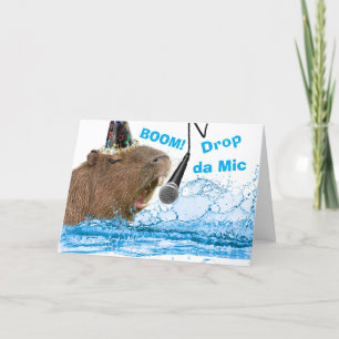 Grappige verjaardag Capybara laat de microfoon val Kaart