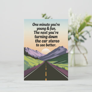 Grappige verjaardag wordt oud draaien van de auto kaart