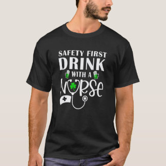 Grappige Verpleegster Safetyfirst Drink Met Een Ve T-shirt