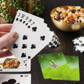 Grappige vlinder glundert over blad pokerkaarten (Insitu)