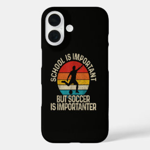 Grappige Voetbal Is Belangrijker Citaat Terug Naar iPhone 16 Hoesje