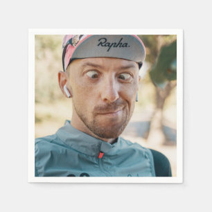 Grappige vrijgezellenfeest bruidegom gezicht serve servet