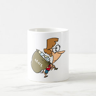 Grappige vrouw zeult met zware postzak koffiemok