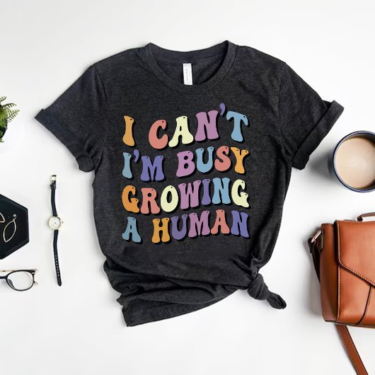 Grappige vrouw zwangerschap aankondiging Groovy T-shirt