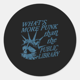 Grappige wasbeer boekenliefhebber wat is meer punk ronde sticker