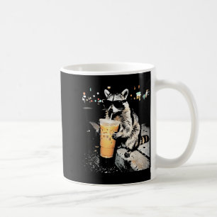 Grappige wasbeer die ijskoude koffie drinkt dier m koffiemok
