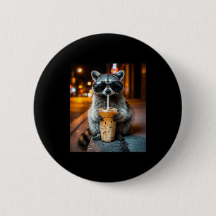 Grappige wasbeer die ijskoude koffie drinkt dier m ronde button 5,7 cm