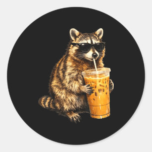 Grappige wasbeer die ijskoude koffie drinkt dier m ronde sticker