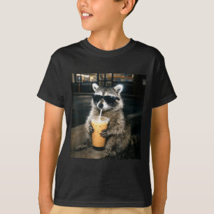 Grappige wasbeer die ijskoude koffie drinkt dier m t-shirt