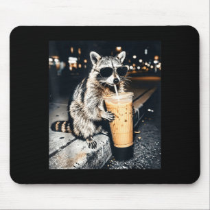 Grappige wasbeer die ijskoude koffie drinkt muismat