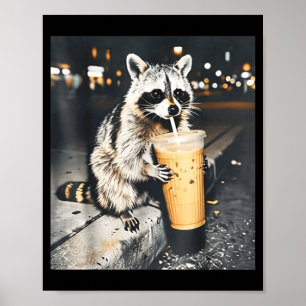 Grappige Wasbeer Drinkende IJskoude Koffie Dier Me Poster