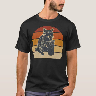 Grappige Wasbeer Drinkt Geïste Koffie Retro Dier T-shirt