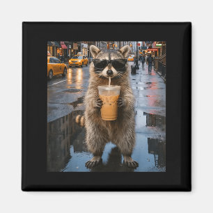 Grappige wasbeer drinkt ijskoude koffie dier meme magneet