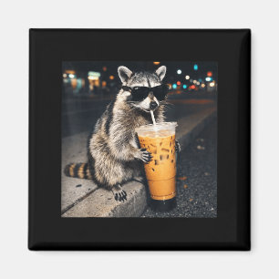 Grappige wasbeer drinkt ijskoude koffie dier meme magneet