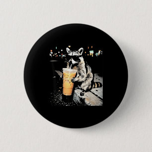 Grappige wasbeer drinkt ijskoude koffie dier meme ronde button 5,7 cm