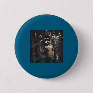 Grappige wasbeer drinkt ijskoude koffie Grappig Ronde Button 5,7 Cm