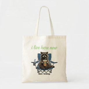 Grappige Wasbeer Iced Coffee Ik woon nu hier Tote Bag