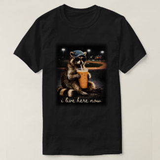 Grappige wasbeer meme ik woon hier nu t-shirt