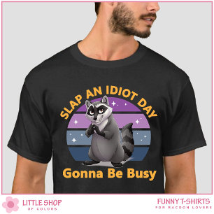 Grappige Wasbeer Sla een Idioot Dag Aanpasbaar T-shirt