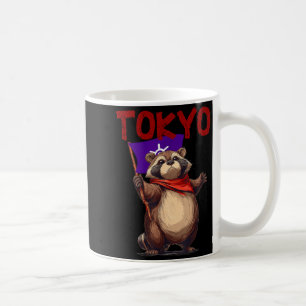 Grappige wasbeerhond met Tokio-kleurencostuum Koffiemok