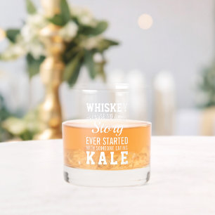 Grappige Whiskey versus Kale Quote Witte Tekst Whisky Glas