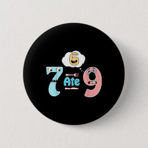 Grappige wiskunde grap 7 at 9 Schattig 67 Meme Ond Ronde Button 5,7 Cm