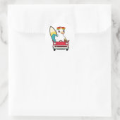 Grappige witte eend rijdt naar het strand ronde sticker (Tas)