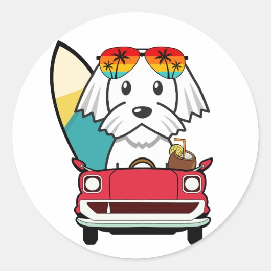 Grappige Witte Hond rijdt naar het strand Ronde Sticker (Voorkant)