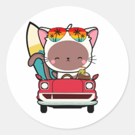 Grappige witte kat rijdt naar het strand ronde sticker