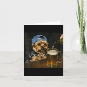 Grappige Yorkie die bier drinkt Schattige hond Mem Kaart