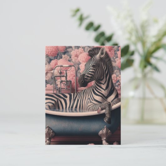 Grappige Zebra in een badkuip in een roze bloemenb Briefkaart (Staand voorkant)