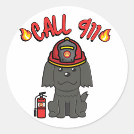 Grappige zwarte hond is een brandweerman ronde sticker