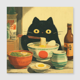 Grappige zwarte kat die ramen eet