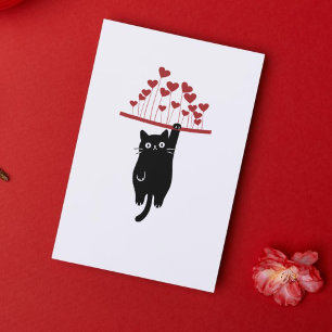 Grappige zwarte kat hangt rond op Valentijnsdag Feestdagenkaart