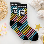 Gras Gratuit Gratuit Gratuit Gratuit Motif Nom et<br><div class="desc">Un motif à rayures vibrantes sur arrière - plan noir. Personnalisez ces chaussettes cool avec votre nom et votre monogramme.</div>