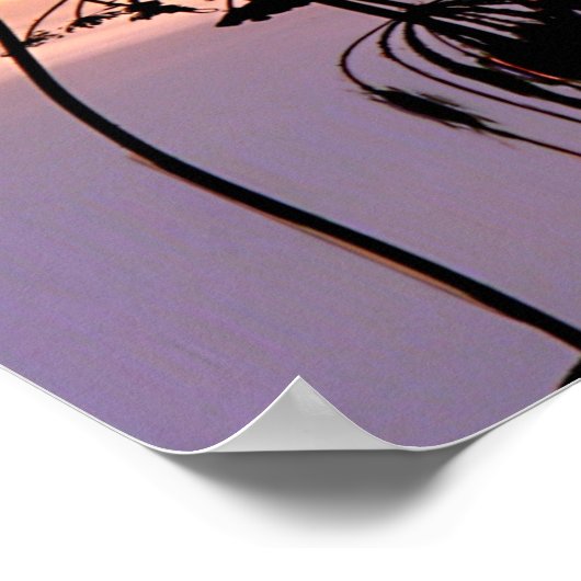 Gras in de zonsondergang boven water met reflectie poster (Hoek)